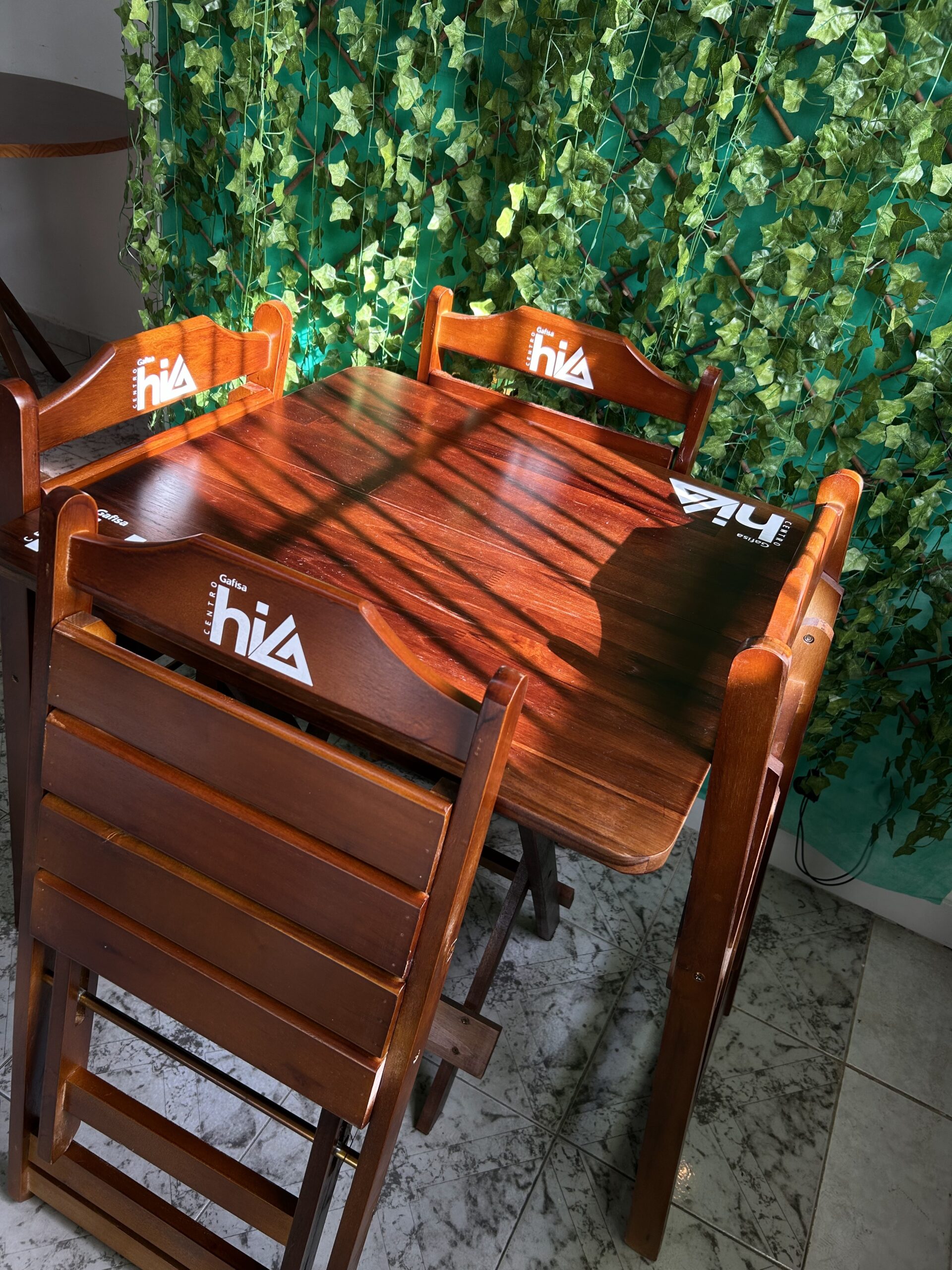 Explore alguns dos espaços que já transformamos com nossas mesas e cadeiras dobráveis.
De bares e eventos a cafés e áreas externas, cada projeto mostra a versatilidade, praticidade e o estilo das peças Para Bar.
Além da funcionalidade e do design, oferecemos personalização com logotipos e marcas, reforçando a identidade visual de cada cliente.
Produzidas com materiais resistentes e acabamento de qualidade, nossas peças se adaptam a qualquer ambiente, unindo conforto, beleza e praticidade no dia a dia.